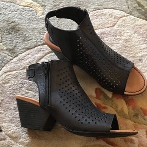 NWOT. Leather sandals